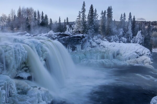 Cascata di neve ghiacciata invernale