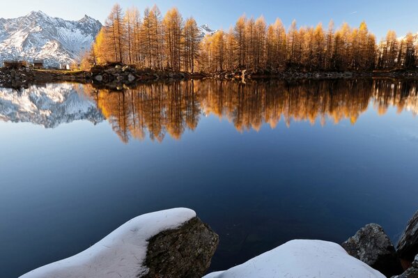 Lago de montaña. Montañas nevadas