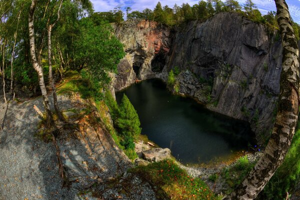 Lago entre las rocas. rotura