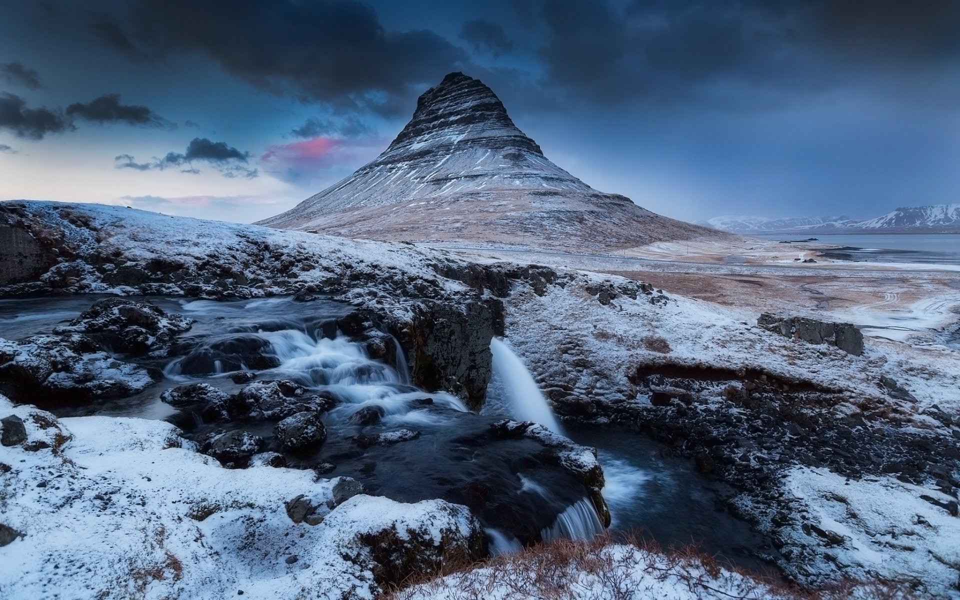 islandia kirkjufell invierno nieve montaña volcán rocas cascada cielo nubes noche