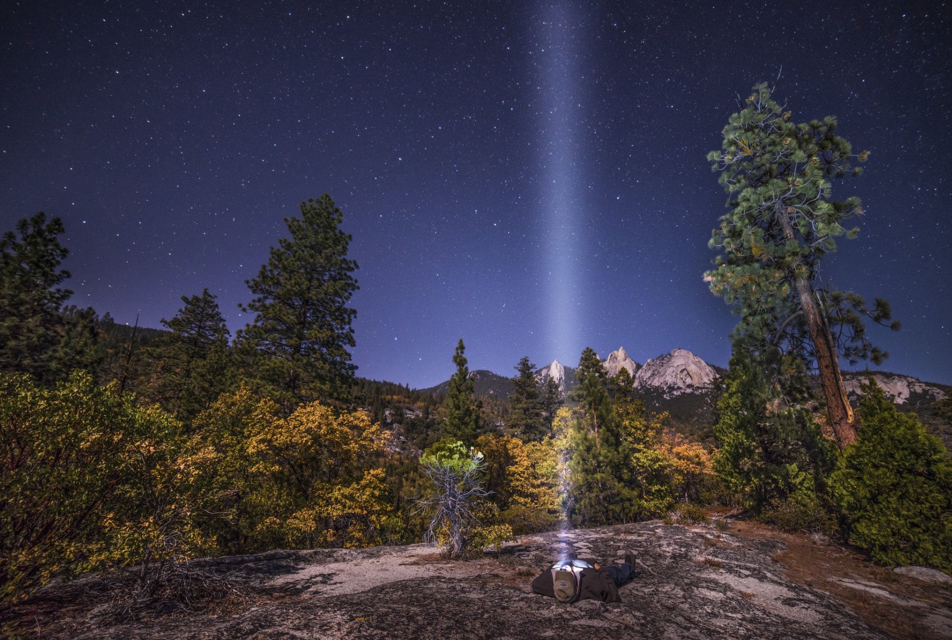 nature parc national roches ciel étoiles homme se trouve lampe de poche brille