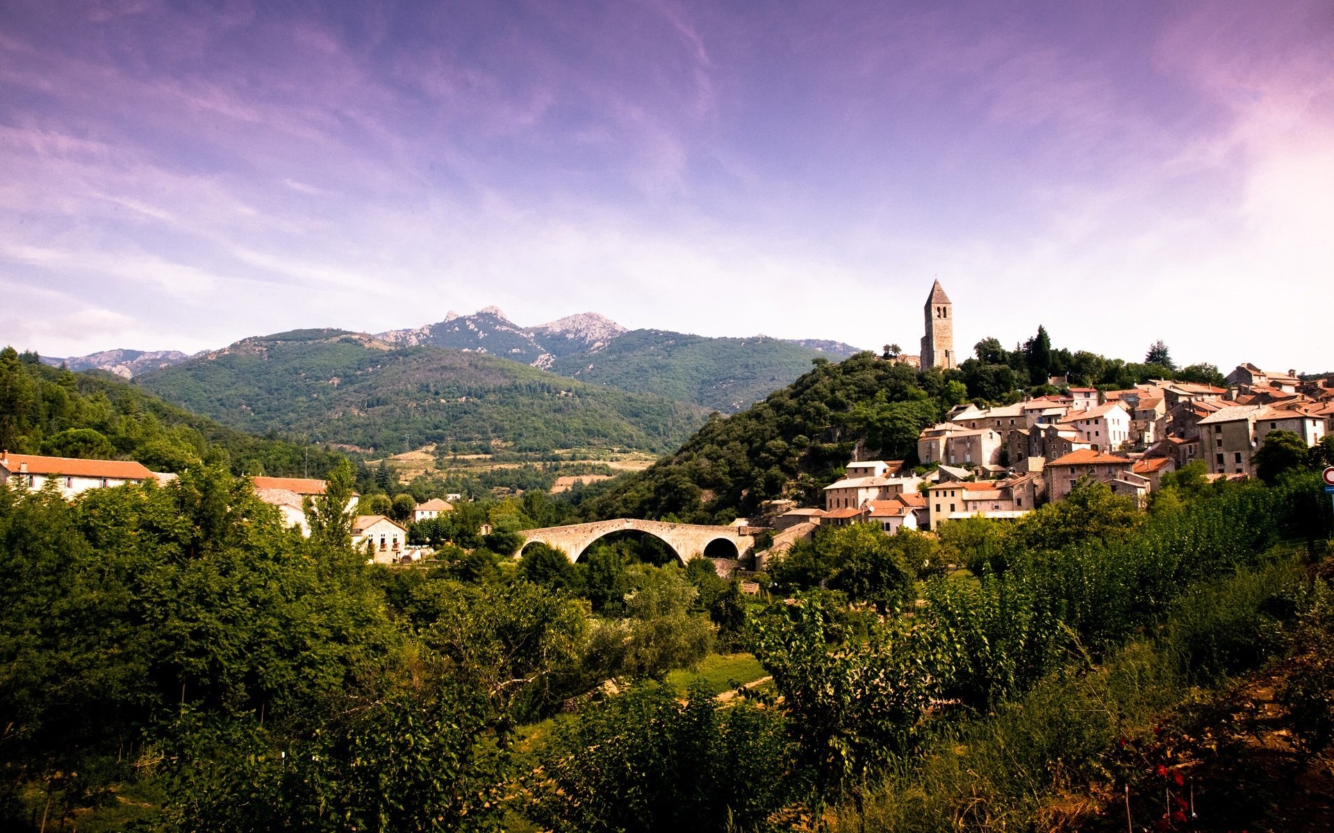 végétation maisons ciel pont montagnes