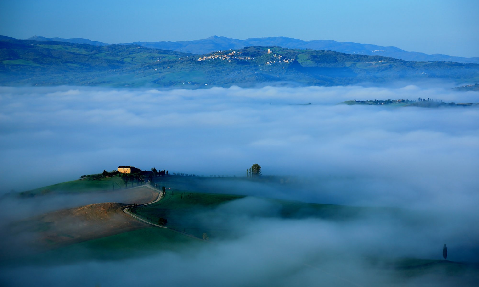 italia toscana cielo mattina montagne colline nebbia