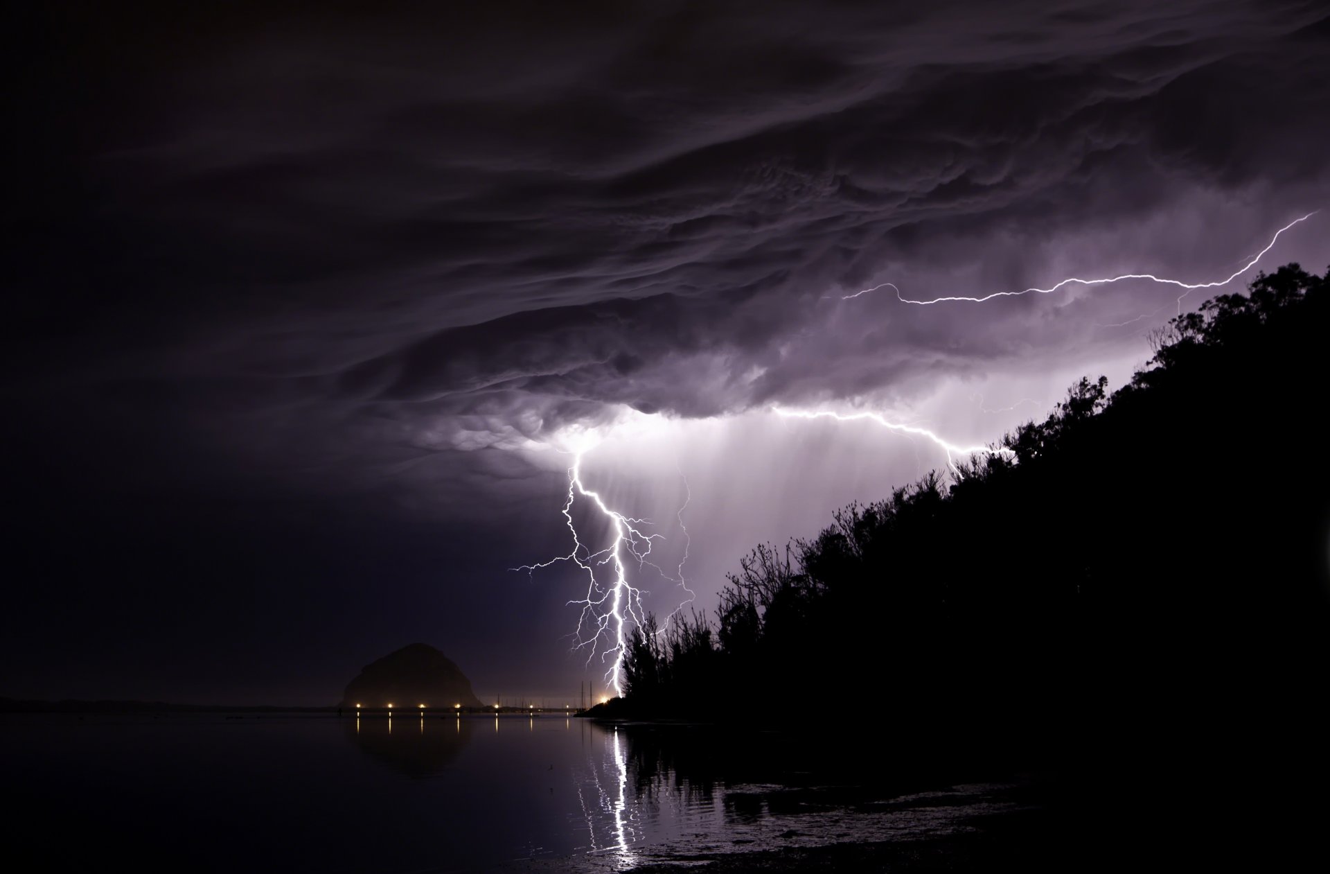 naturaleza tarde nublado playa montañas ciclón peligroso fondo oscuro relámpago tormenta eléctrica