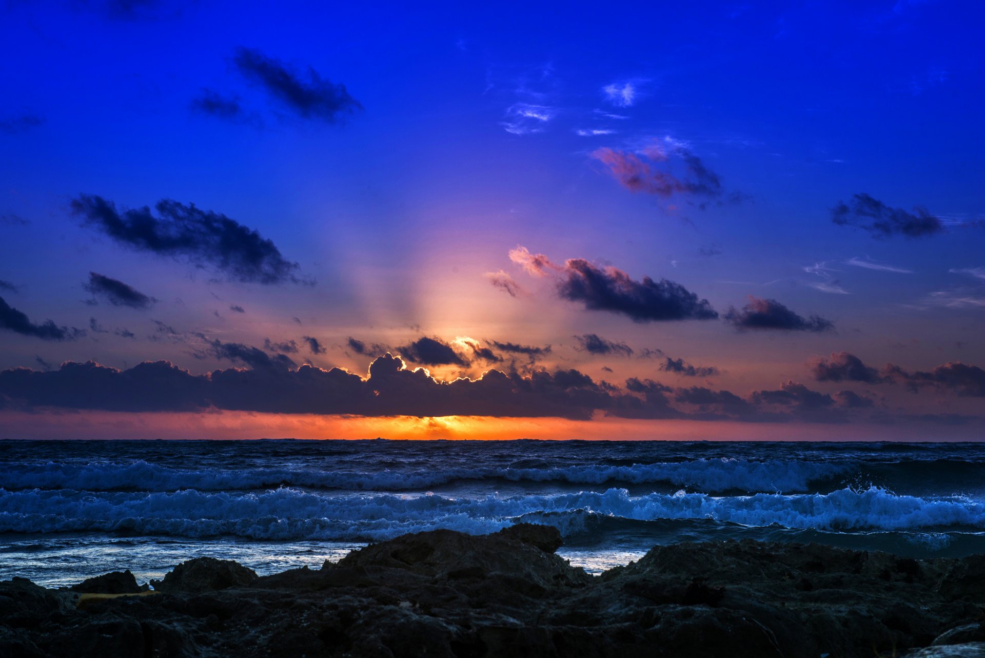 ciel nuages coucher de soleil horizon mer vagues surf côte rochers