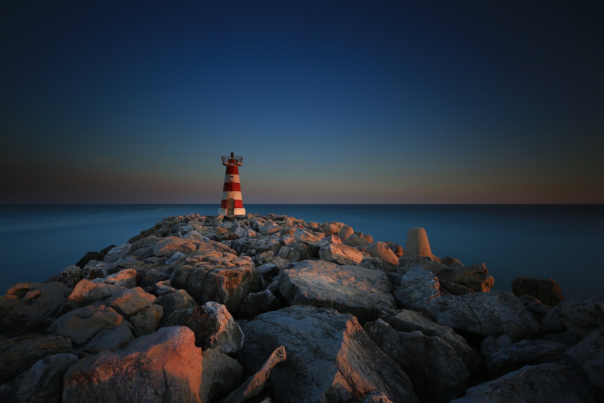 portugalia vilamura faro pt falochron kamienie latarnia morska morze