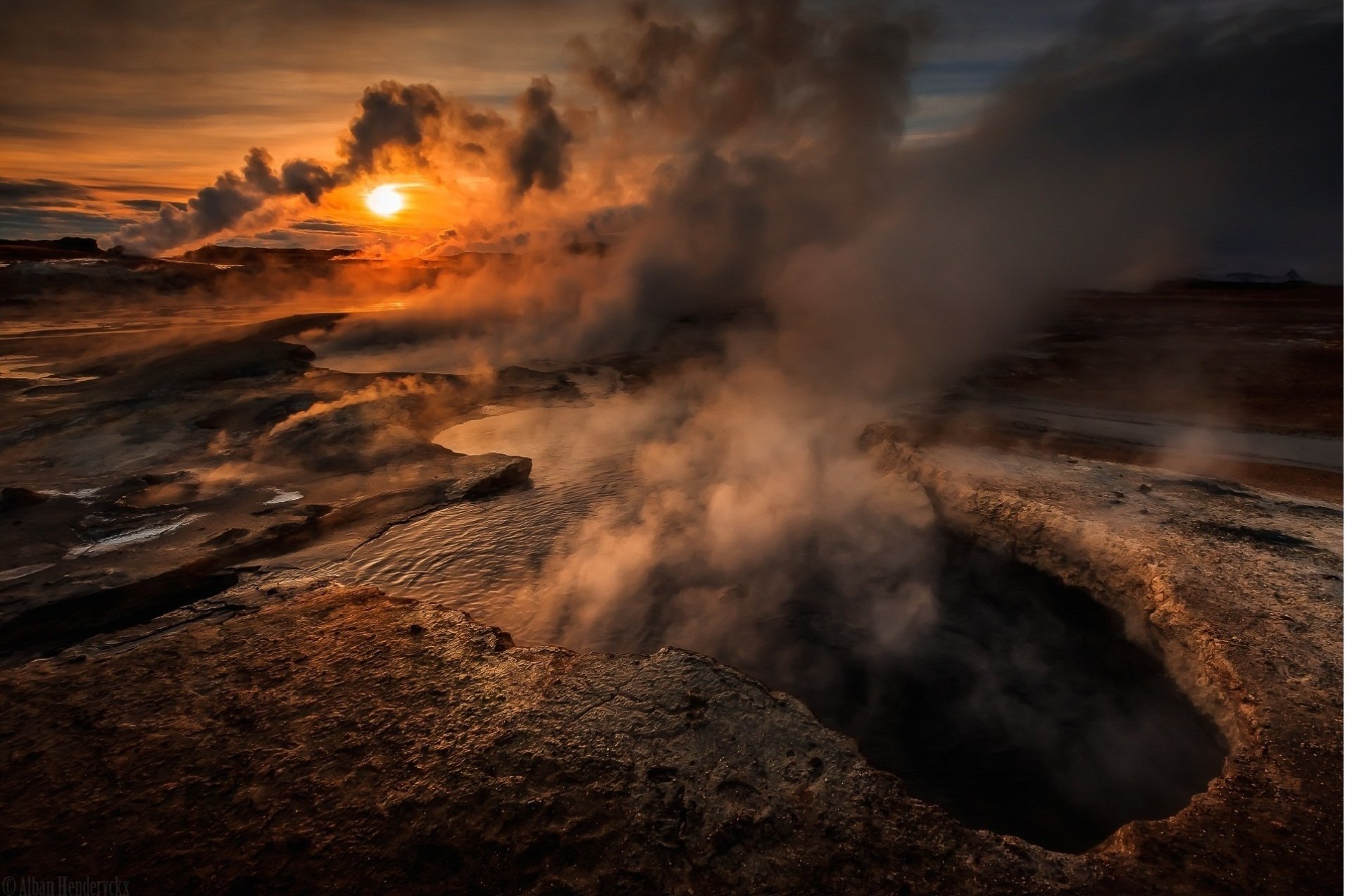 cratère volcan geyser vapeur crevasse lac soleil coucher de soleil montagne fumée eau vapeur nature montage ciel hd