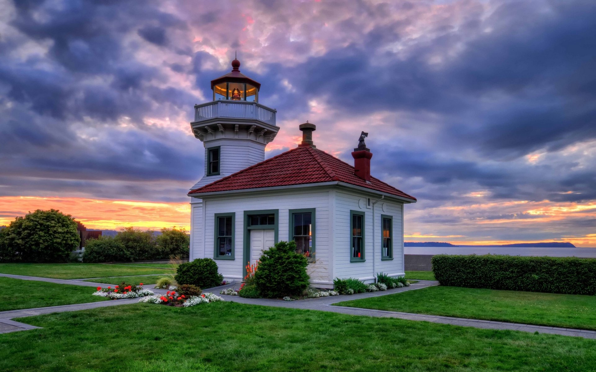 mukilteo lighthouse clinton washington tulalip bay lighthouse sunset lawn beds flower bush coast