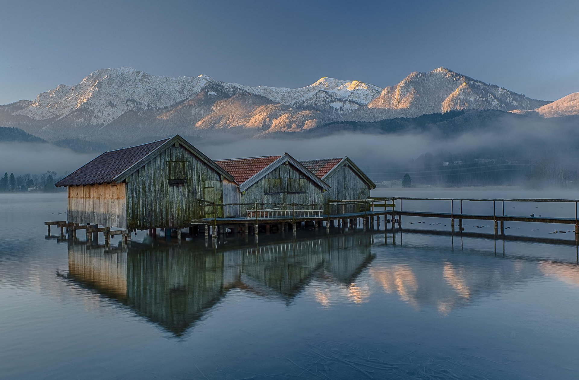 lac montagnes brume hiver maisons de bateaux