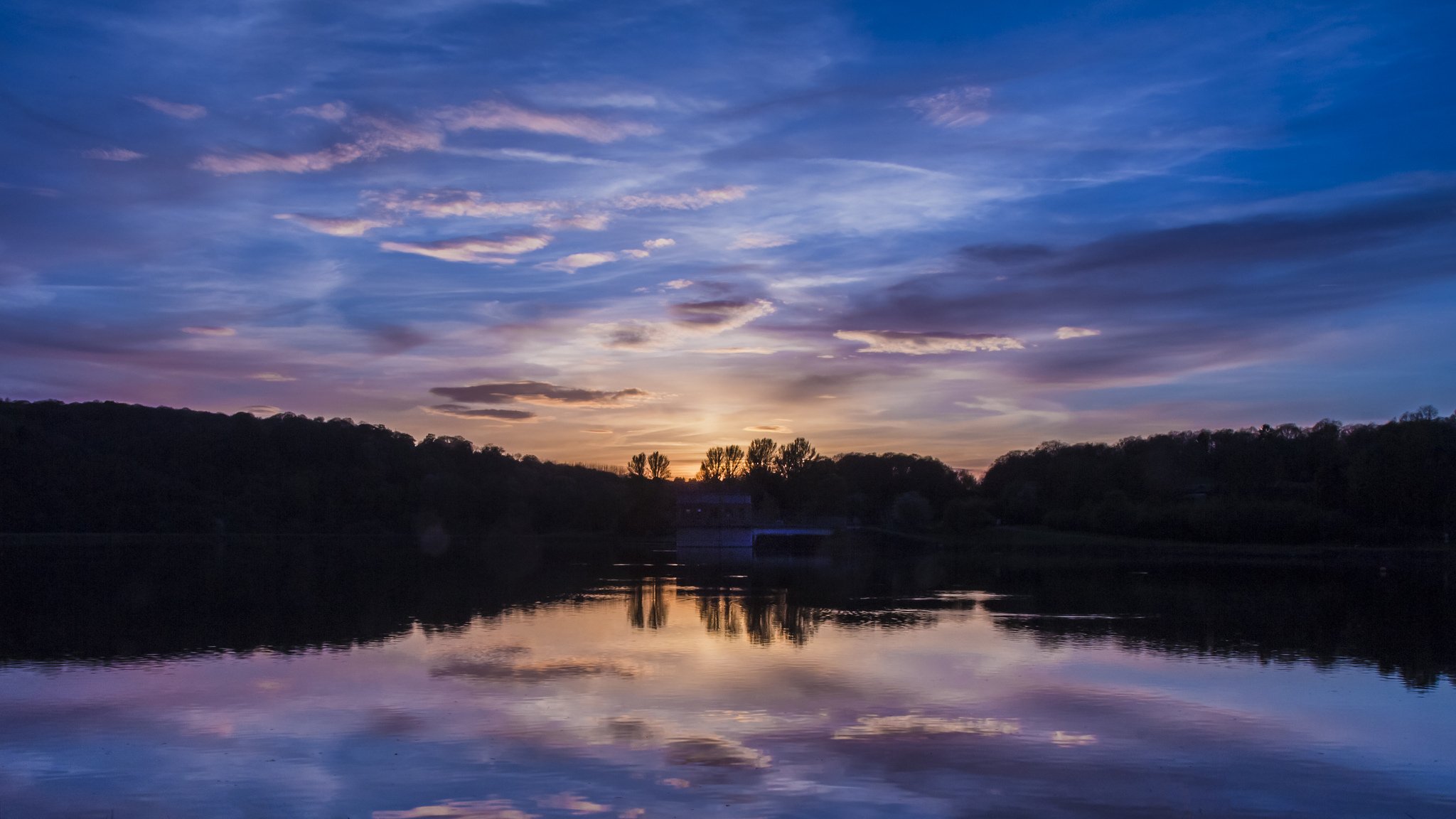 großbritannien england reservoir ufer wald bäume abend sonnenuntergang himmel wolken reflexion