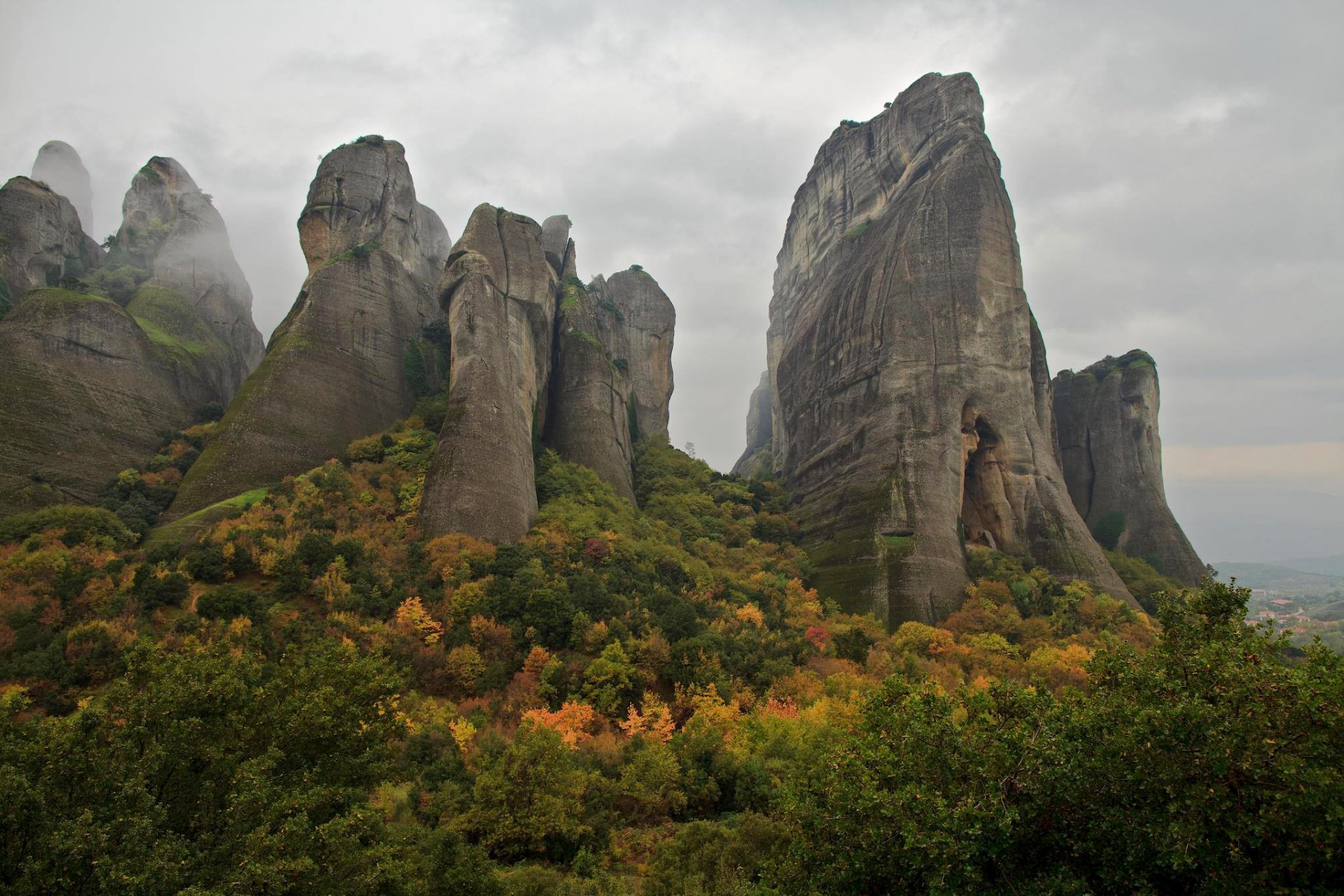 grecia meteore montagne rocce cielo nuvole alberi autunno