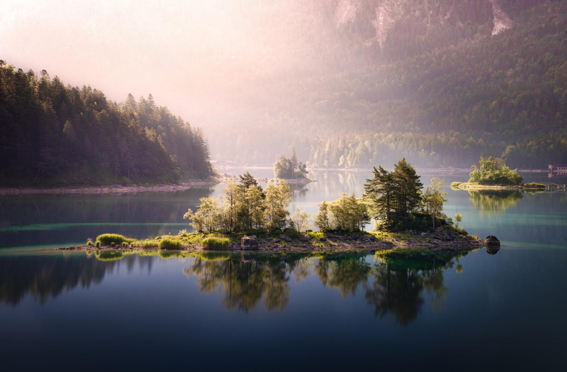 lago montañas bosque árboles islotes