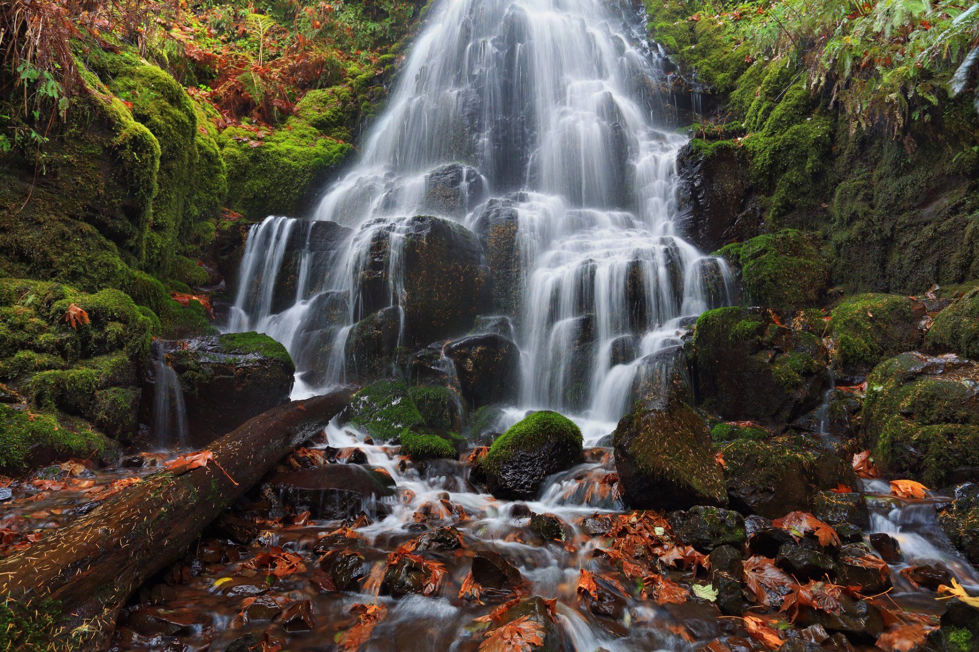 fairy falls wahkeena falls columbia river gorge oregon columbia river waterfall stage stones moss leaves autumn