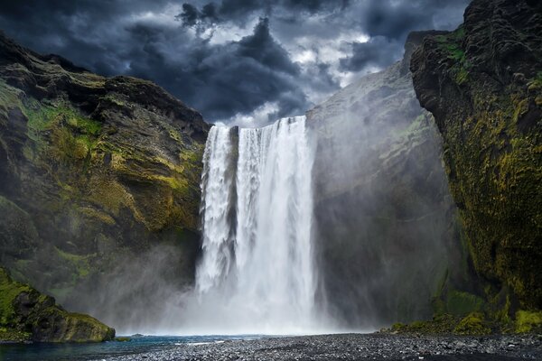 Blick auf den lauten Wasserfall