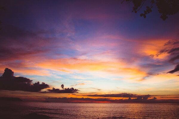 Ciel coucher de soleil sur un plan d eau