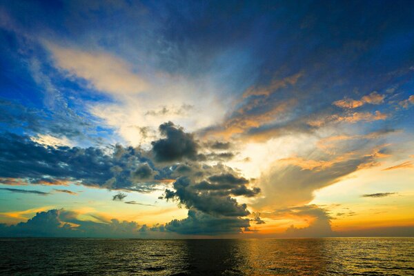 Mare calmo e cielo nuvoloso al tramonto