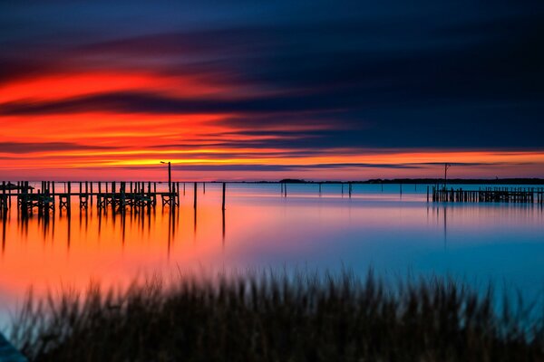 Spectaculaire coucher de soleil sur le lac