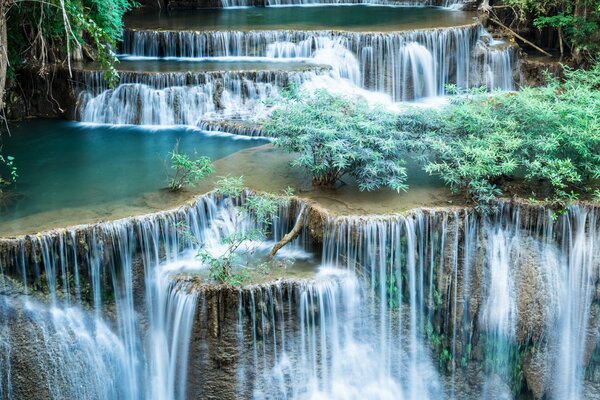 Die Natur. Schöner kaskadierender Wasserfall