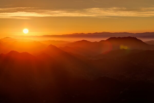 Alba montagne sole raggi