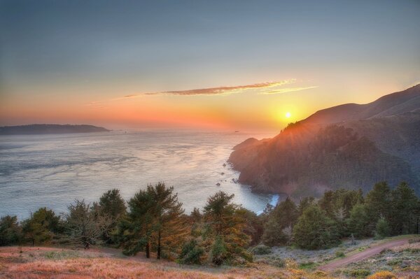 Paysages de la forêt et de la baie au coucher du soleil