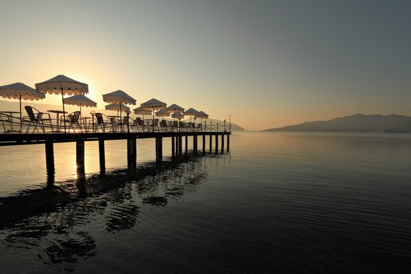 Tische am Pier in einem Ferienort in der Türkei