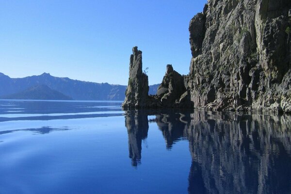 Rocce sullo sfondo del fiume blu