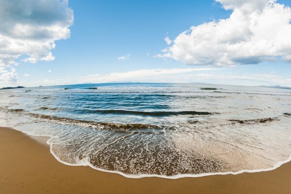 Песочный пляж белая вода