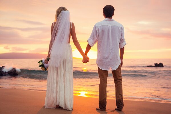 Vacances de mariage au coucher du soleil au bord de la mer