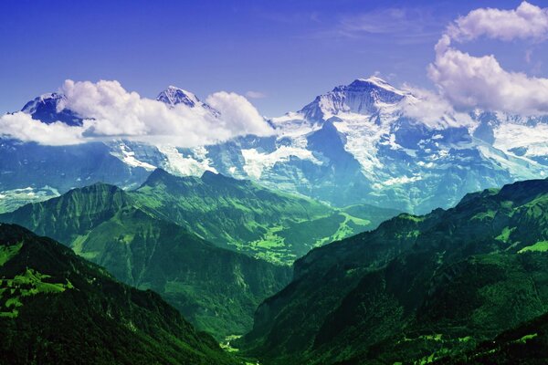 Nature dessine des montagnes avec des nuages