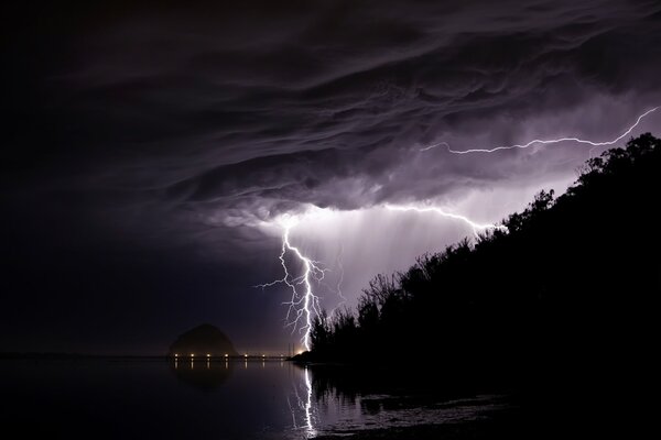 Grauer Himmel und Gewitter am Abend am Strand