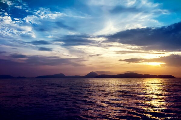 Mare e nuvole sullo sfondo del tramonto