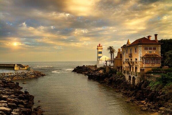 Coucher de soleil dans la baie près du phare