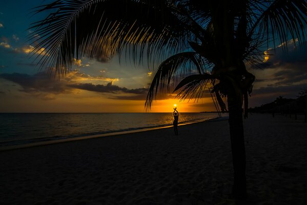 Strand von Kuba mit Meer und Silhouette