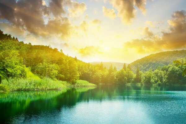 Schöner See bei Sonnenuntergang