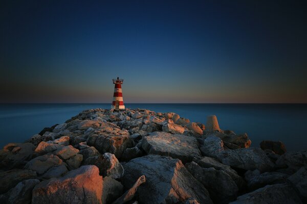 Der steinige Weg zum Leuchtturm in Portugal