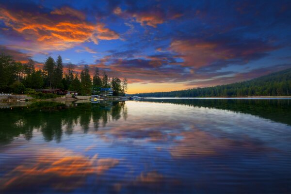 Reflejo de la puesta de sol roja en el lago