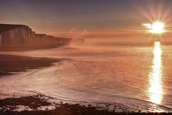 Paisaje marino al atardecer. La brumosa costa de Inglaterra