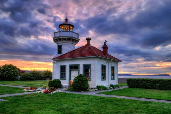 Maison avec phare dans un cadre pittoresque