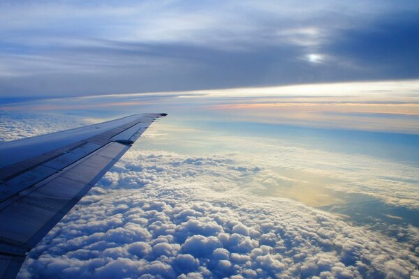 Sotto l ala di un aereo di nuvole