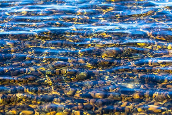 Klares Wasser mit Steinen am Boden