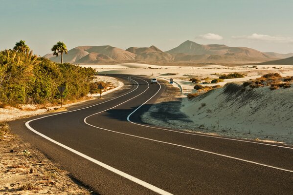 Route sinueuse le long des collines