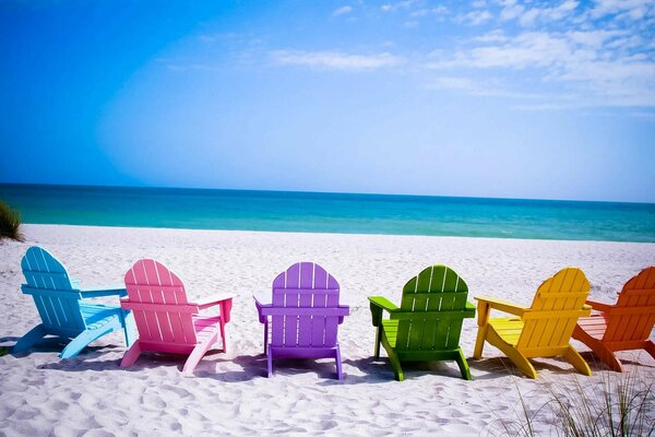 Chaises longues multicolores avec vue sur la mer