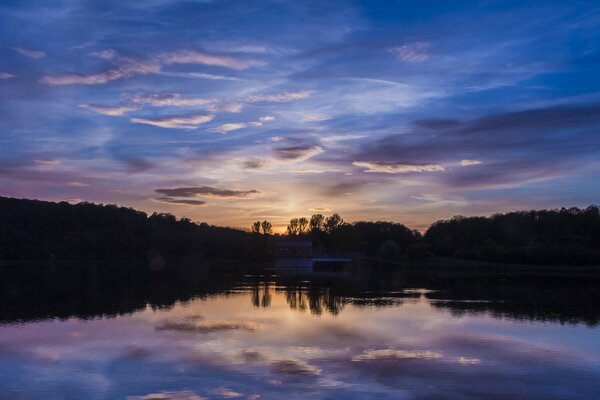 Río. Reflejo del cielo. Bosque