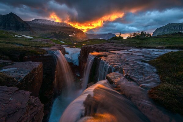 Cascada de cascadas en el fondo del cielo al atardecer