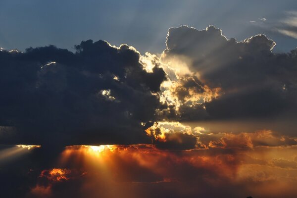 Luz en las nubes. Rayos del sol