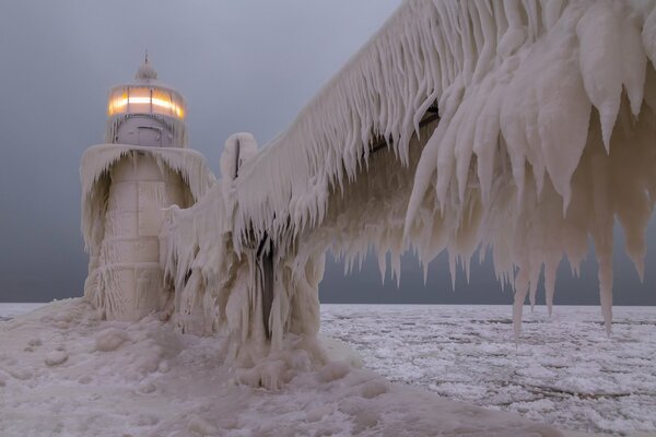 Faro de invierno con enormes témpanos de hielo