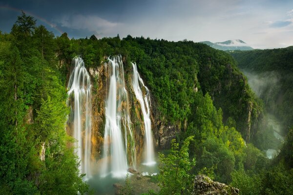 Majestuosa cascada en el desfiladero