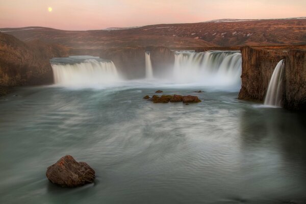 Island Wasserfall im Meer