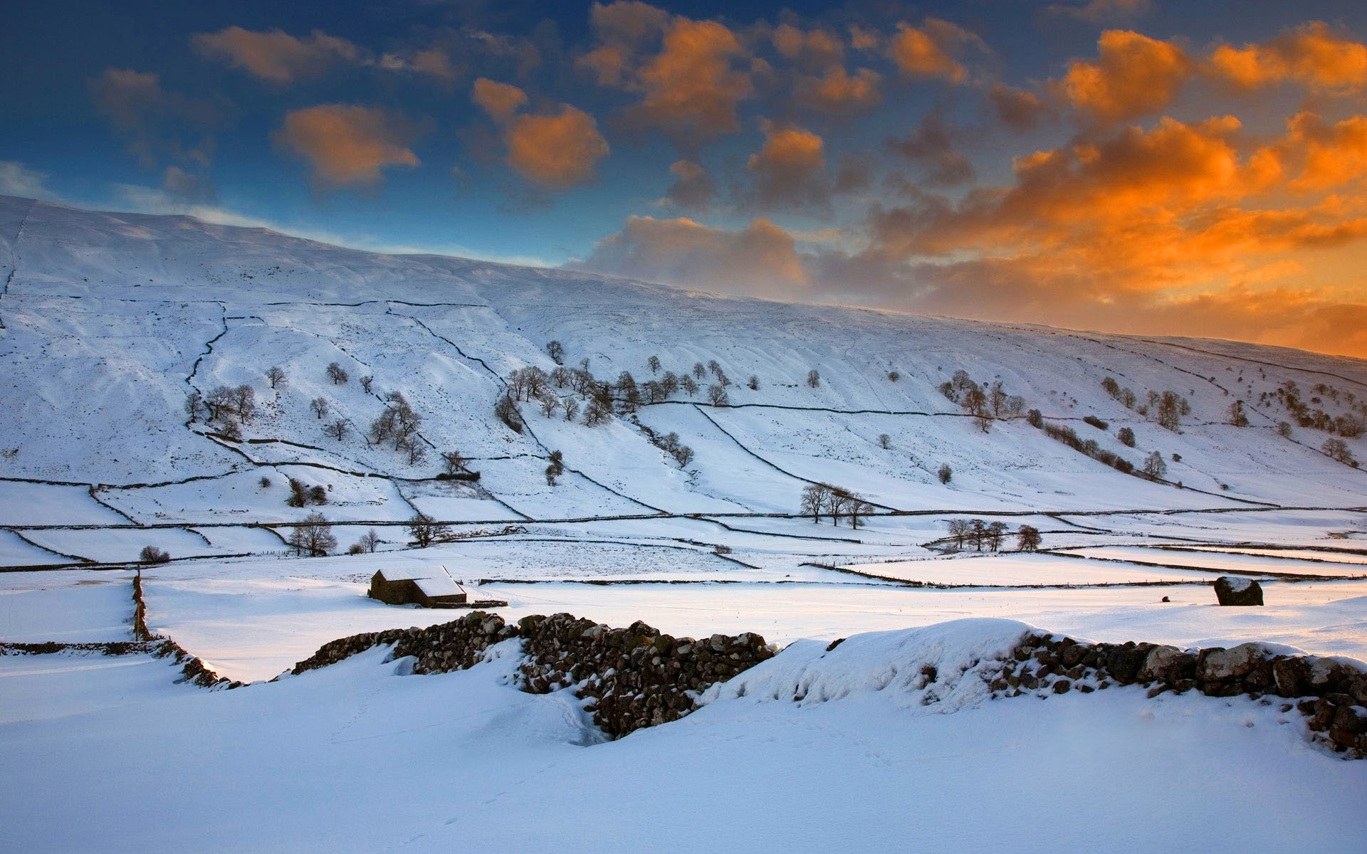 invierno nieve colinas campo árboles cielo nubes puesta de sol resplandor inglaterra