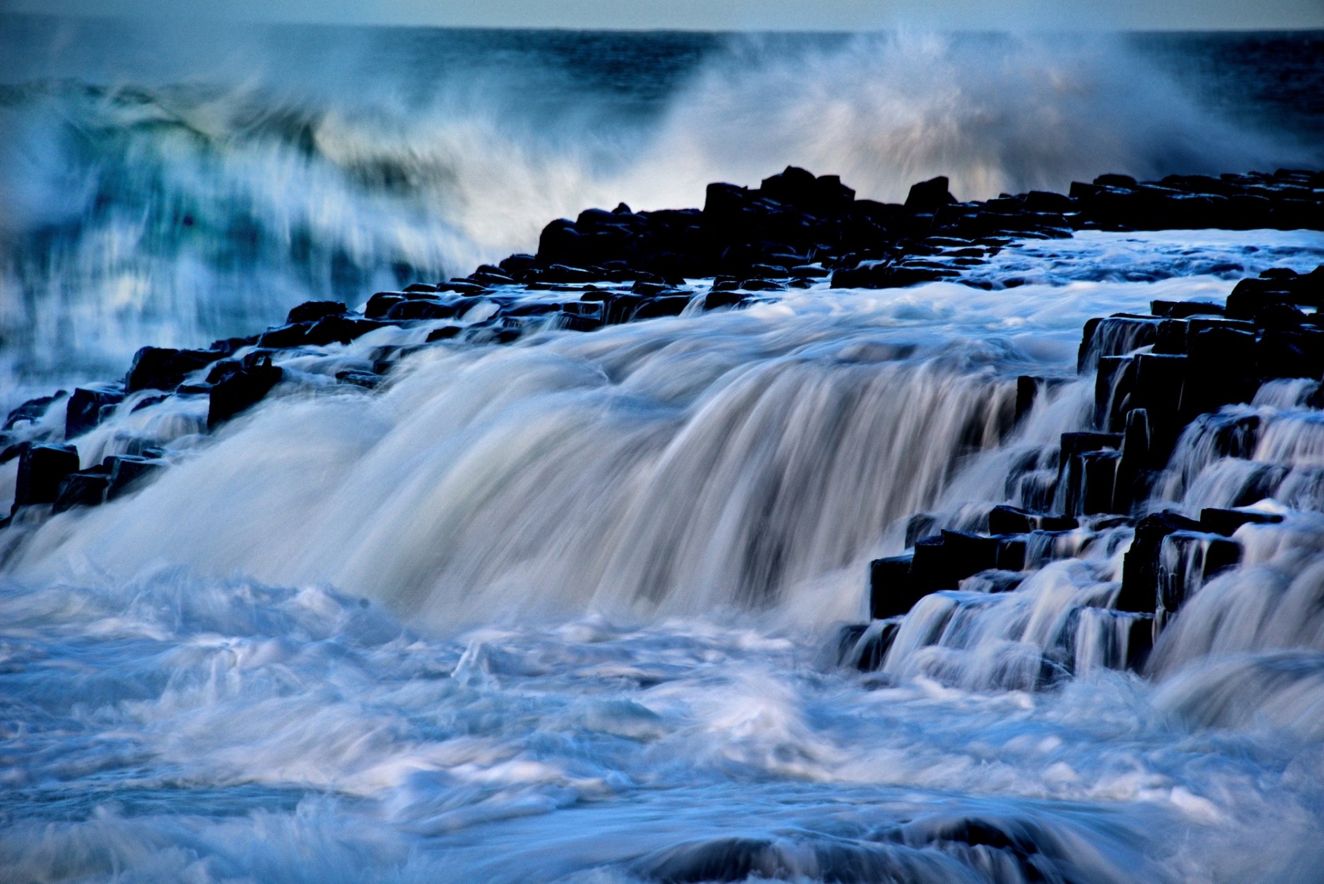 causeway gigante antrim irlanda del nord strada dei giganti cascata onde elemento